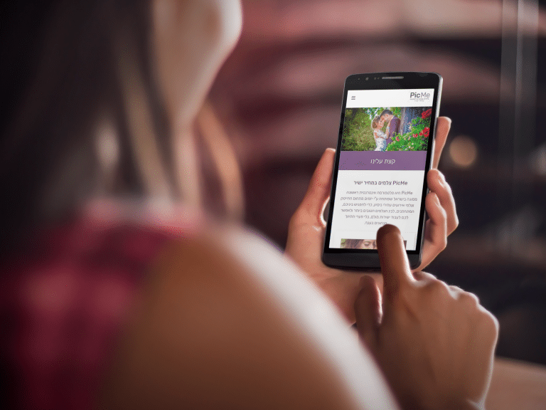 android-mockup-of-girl-at-a-coffee-shop